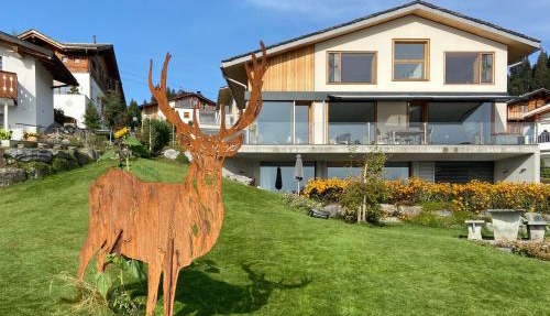 Casa Admisa, spektakuläre Aussicht, Ski in and out, hochwertige Einrichtung, Valserstein und Eiche