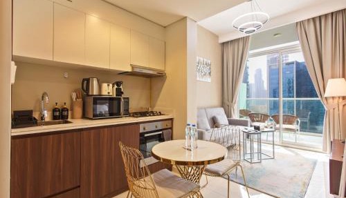 Comfy 1BR with Large Balcony - 15-min to Mall & Burj