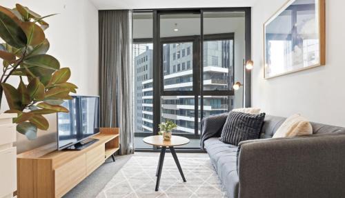 Comfy & Stylish 2BR Apt next to Crown w City Views