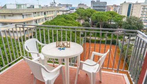 Side sea view flat for six near Bibione beach