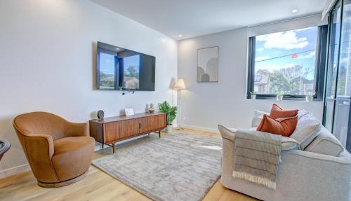 The Aristocrat - Central Mid Century Luxe Dual Suite 2BR 2BA Gym and Free Parking